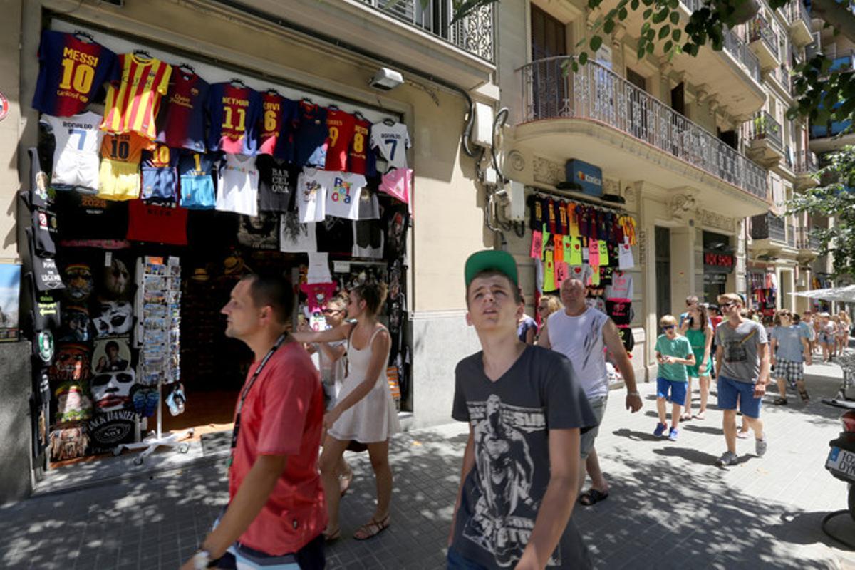Botigues obertes en diumenge al carrer de Marina de Barcelona. Botigues obertes en diumenge al carrer de Marina de Barcelona.