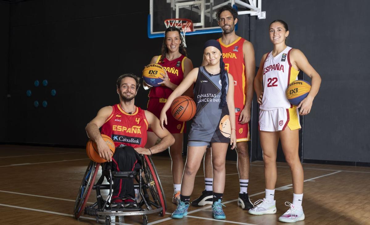 Elena, de 14 años, es embajadora de "Canastas y goles contra el cáncer".