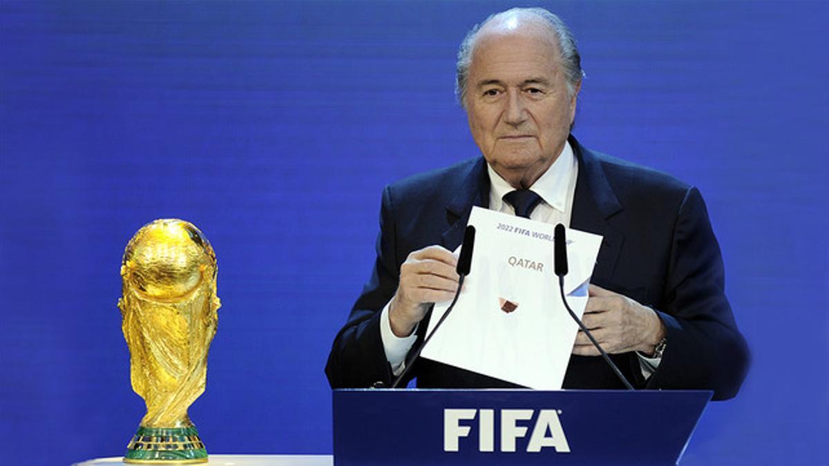 Joseph Blatter muestra la papeleta con el nombre de Catar durante el anuncio de la sede del Mundial del 2022, en diciembre del 2010