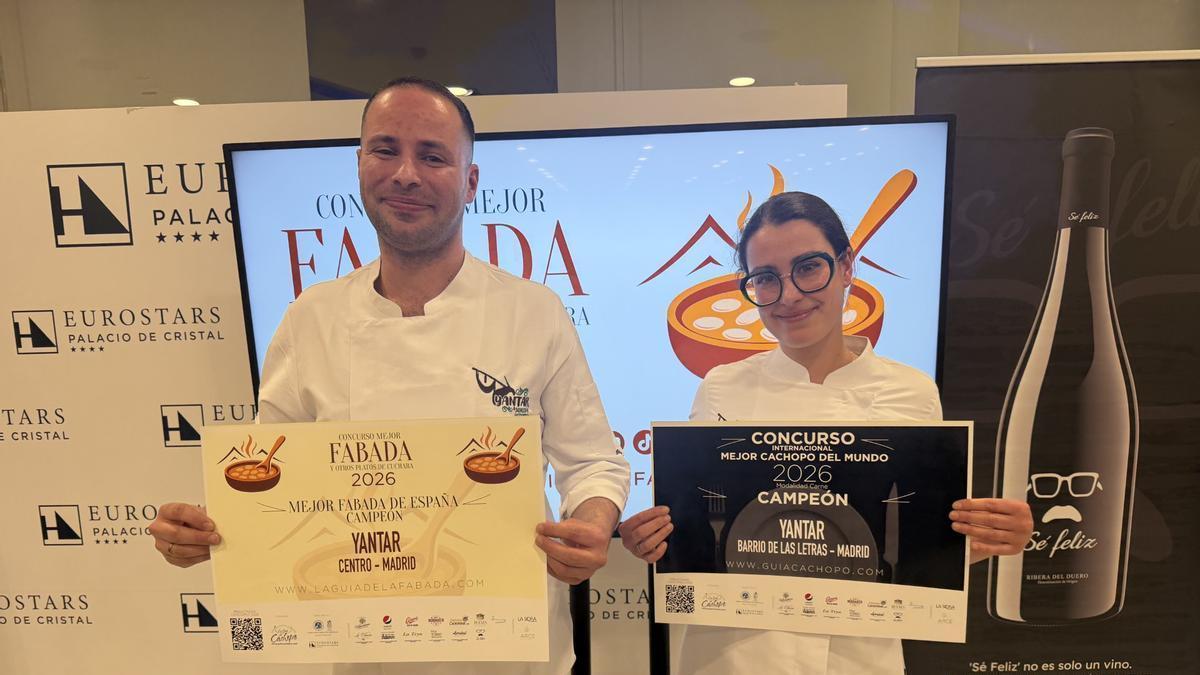 Los campeones del certamen, con el diploma acreditativo de su victoria