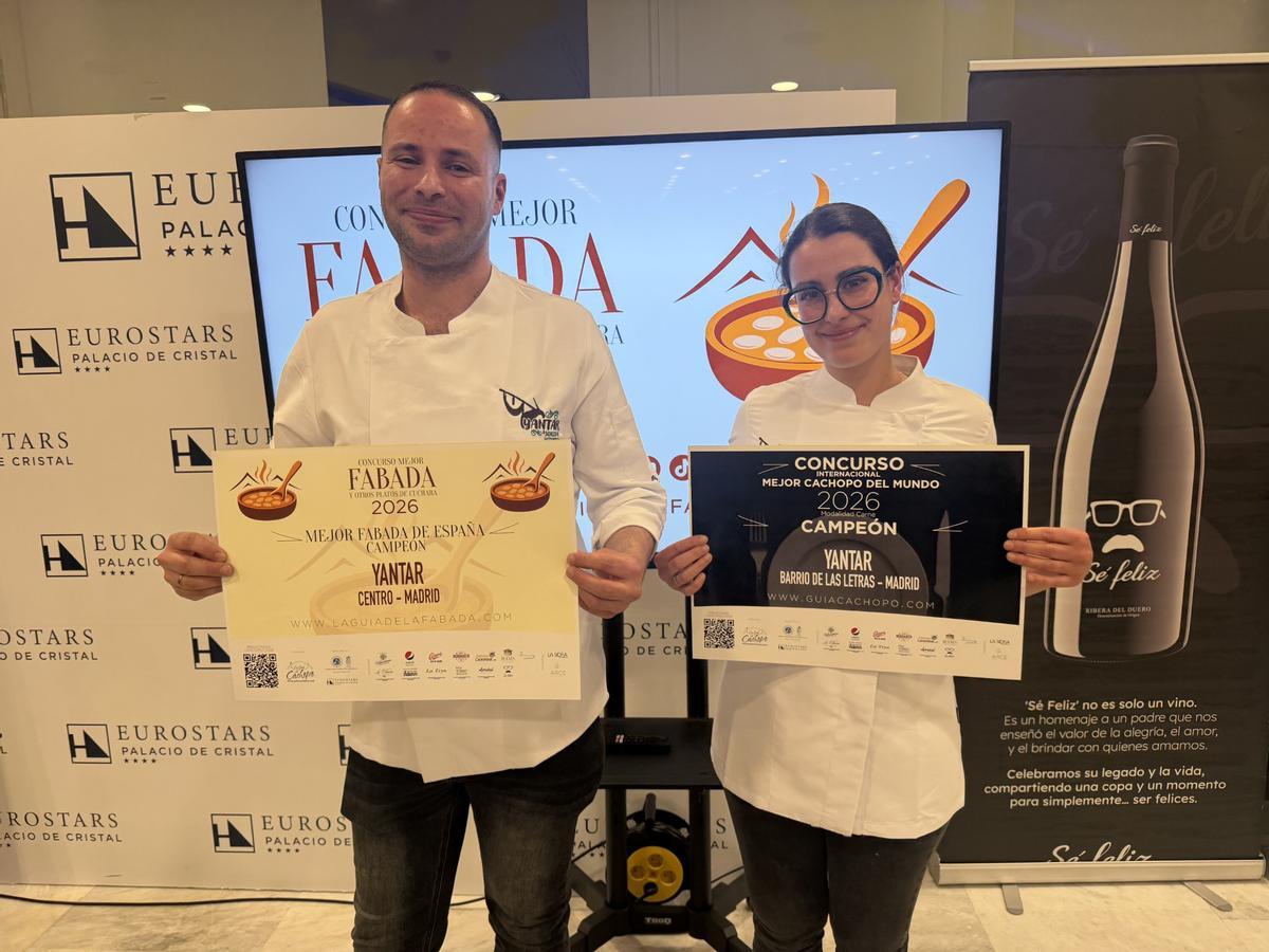 Los campeones del certamen, con el diploma acreditativo de su victoria