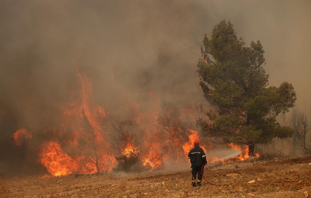Incendio forestal cerca de Atenas, Grecia.