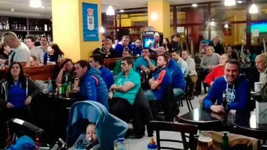 Aficionados del Oviedo siguen por televisión el partido entre el Lugo y el Real Oviedo del año pasado.