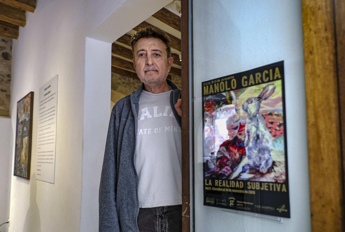 El célebre músico, Manolo García, exhibe sus pinturas por primera vez en Mallorca.