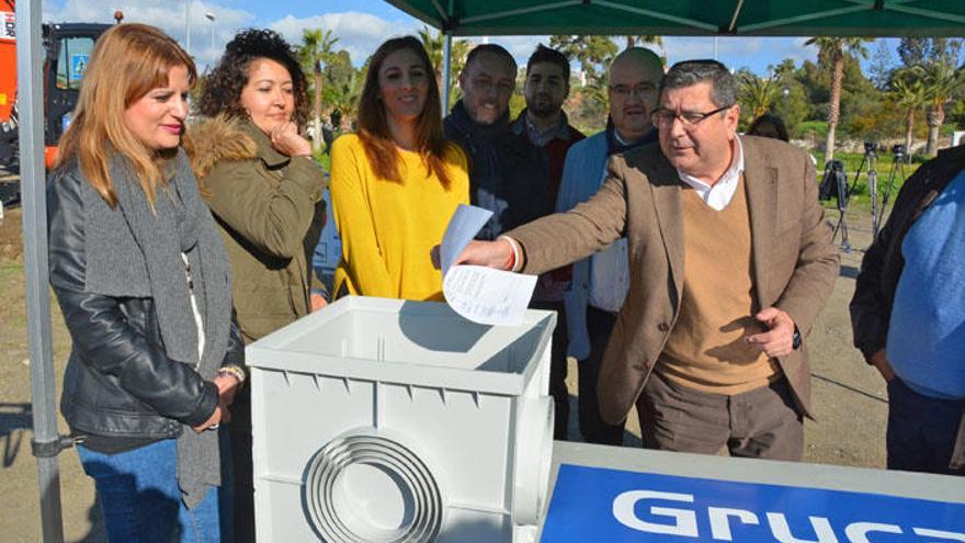 Un instante de la colocación de la primera piedra.