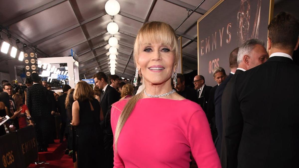 Jane Fonda se enfunda en un vestido rojo