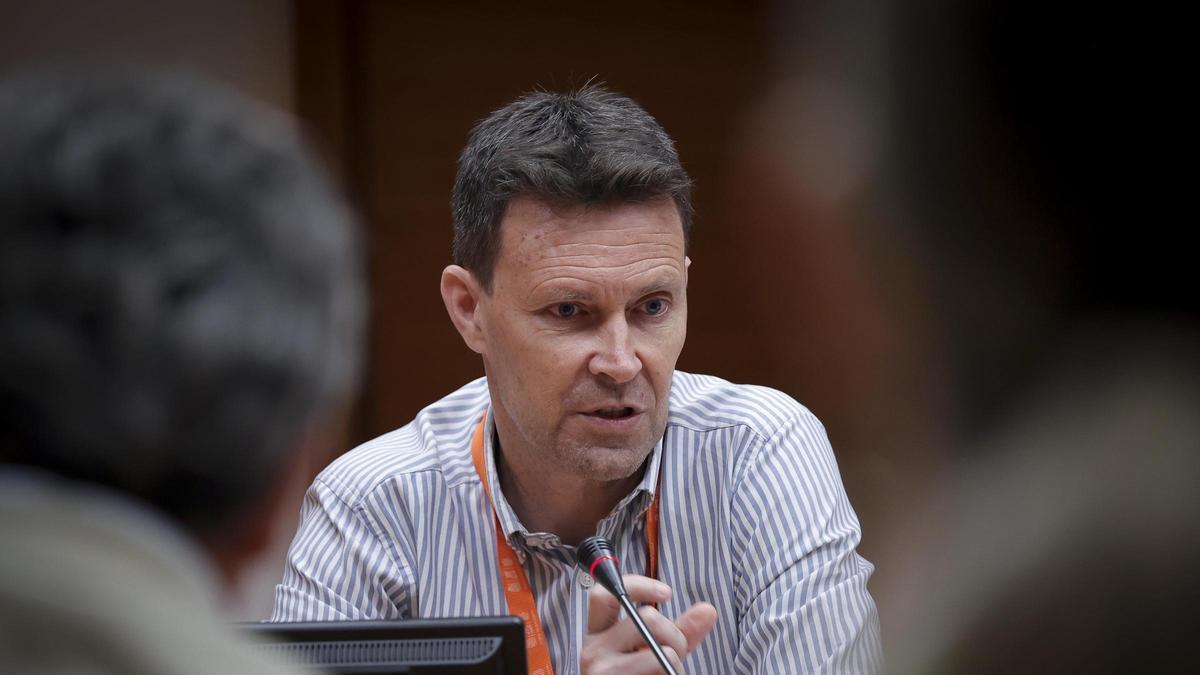 El exconcejal alicantino Toni Gallego interviene, este jueves, en la primera sesión de la comisión de las Cortes por el escándalo de Les Naus