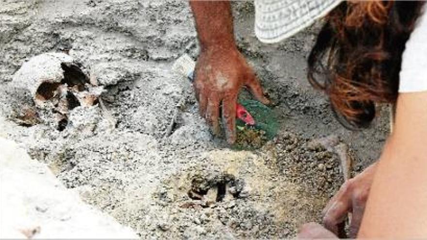 Els arqueòlegs treballen en l&#039;exhumació del cos.