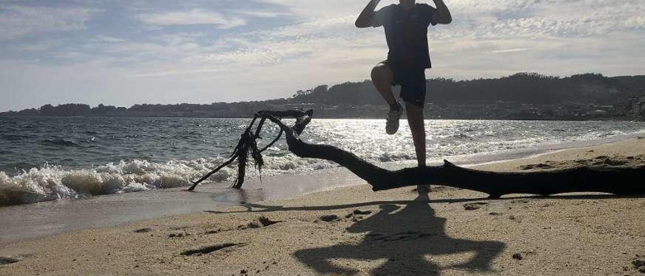 Saltos de alegría. Tras un obligado y prolongado confinamiento, recuperar los espacios públicos para el disfrute es motivo de celebración. Que se lo pregunten a este niño que se pasó un buen tiempo chimpando sobre una rama, compitiendo con su sombra, a la orilla de la playa de Rodeira. Gonzalo Núñez