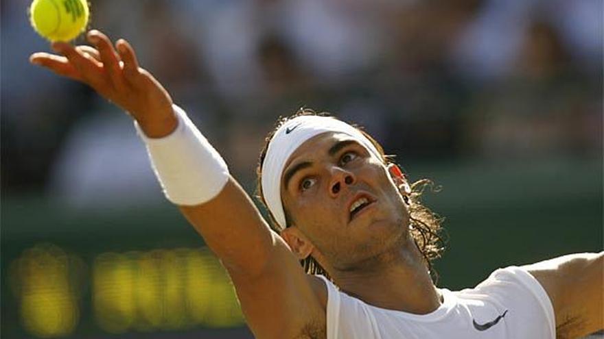 Nadal se dispone a ejecutar un servicio durante su partido ante Youzhny.