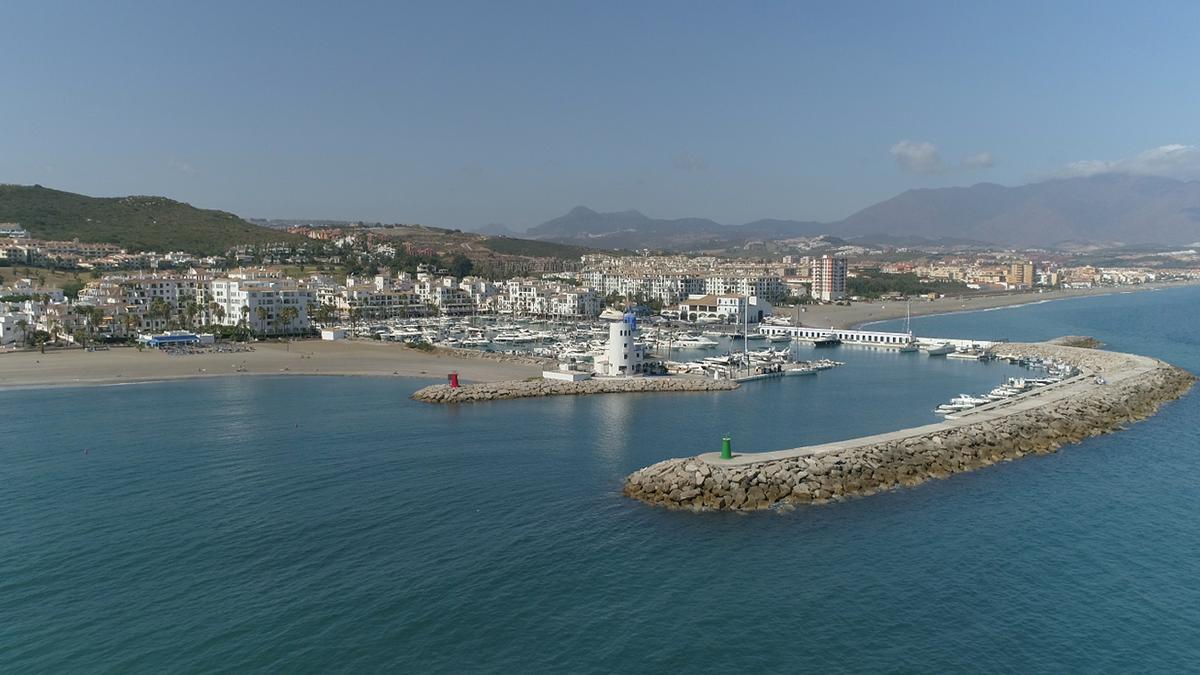 Vistas del Puerto de la Duquesa en Playa de las Gaviotas