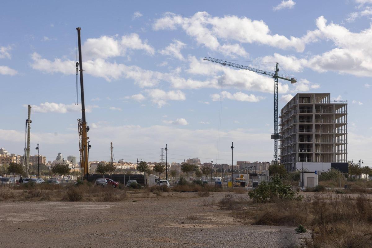 Algunos promotores han recurrido a generadores para iniciar la construcción de viviendas por falta de conexión eléctrica.