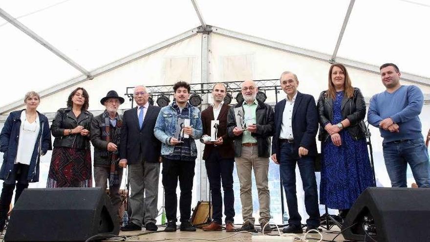 En el centro, los tres representantes de las tres empresas ganadoras con sus premios. // D.P.