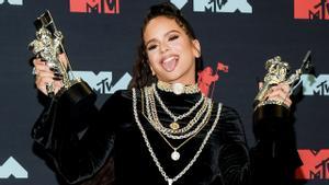 Rosalía gana 2 premios e interpreta su nuevo single Yo x Ti, Tu x Mi en la gala MTV awards