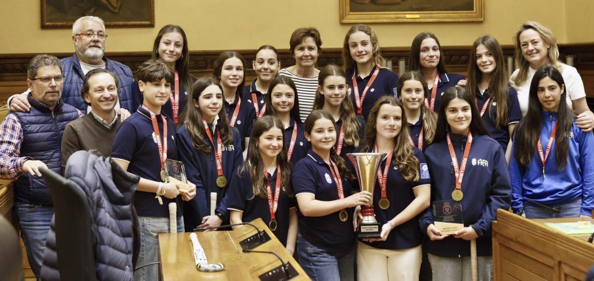 Jugadoras, autoridades y colaboradores, durante la recepción de la Alcaldesa de Gijón a la selección autonómica sub-14 de hockey.