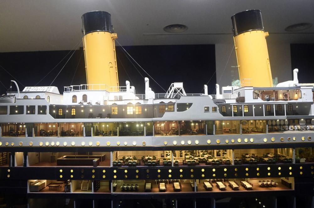 Montaje de la exposición sobre el Titanic en Murcia