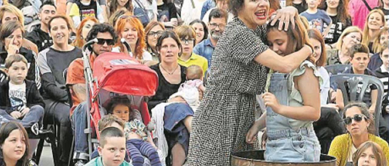 Los niños, a primer fila, y también invitados en algunas representaciones.