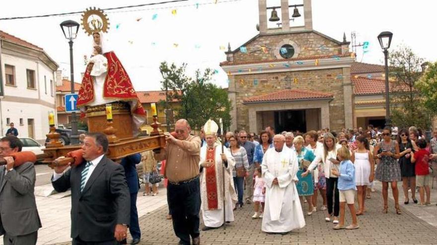 La procesión sale de la iglesia parroquial de Lugo.