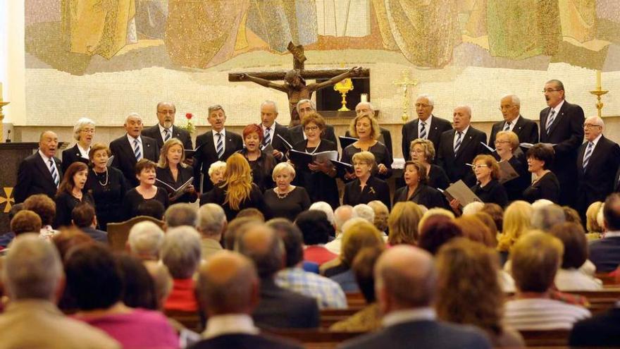 Los componentes del Coro del Centro Asturiano de Oviedo, ayer, durante el recital.