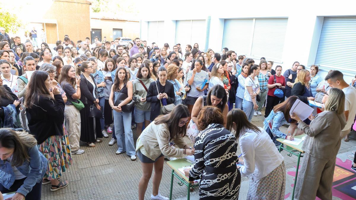 Aspirantes a las oposiciones de Educación el pasado año, en el control de acceso.