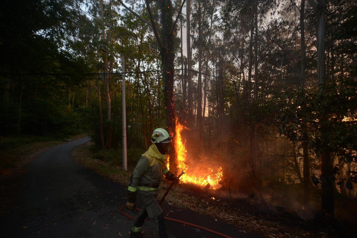 Un bombero trabaja en la extinción de un incendio en La Coruña.