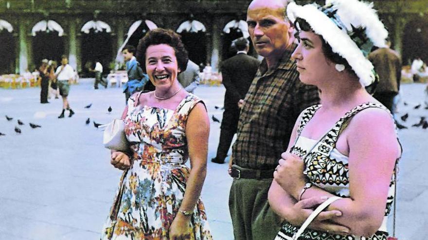 El ex SS Ernst Chlan como guíade Scharnow con dos turistas en Venecia en 1957.  elvira schultf |