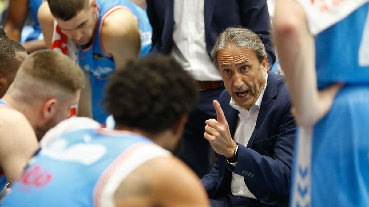 Luis Casimiro da instrucciones a los jugadores del Breogán durante un tiempo muerto.