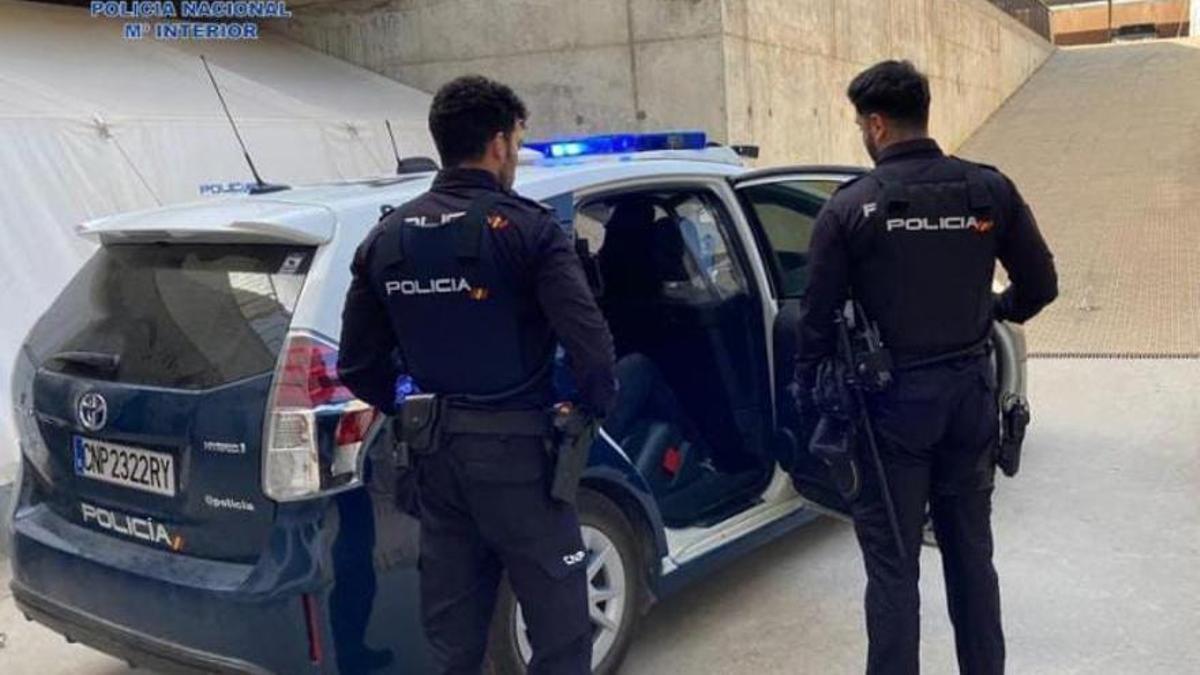 Dos agentes de la Policía Nacional.