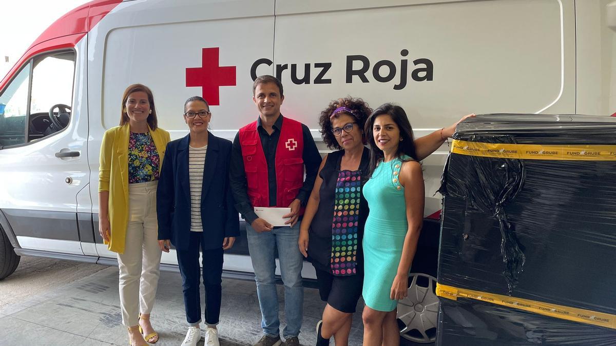 Cruz Roja Las Palmas recibe las donaciones de Fund Grube.