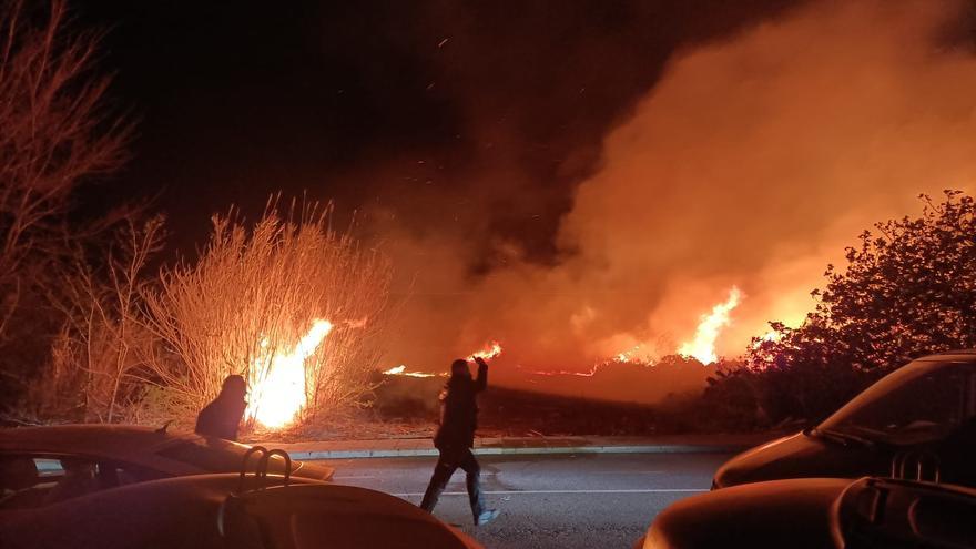 Imágenes del incendio de Teulada: un castillo de fuegos artificiales provoca un virulento fuego