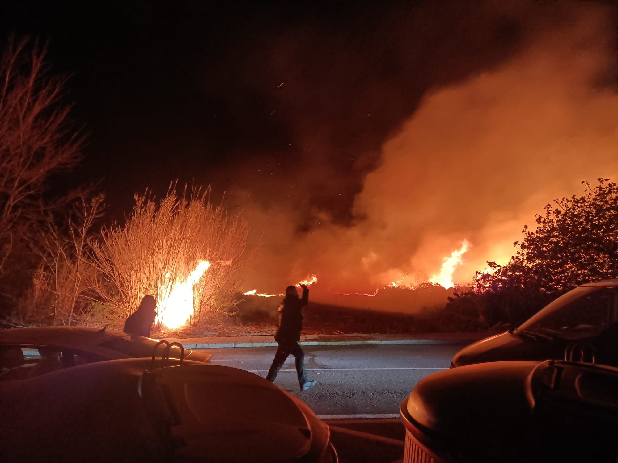 Imágenes del incendio de Teulada: un castillo de fuegos artificiales provoca un virulento fuego