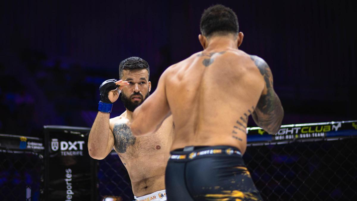 Darwin Rodríguez trata de alcalzar a Thiago Jambo en los primeros segundos del primer combate.