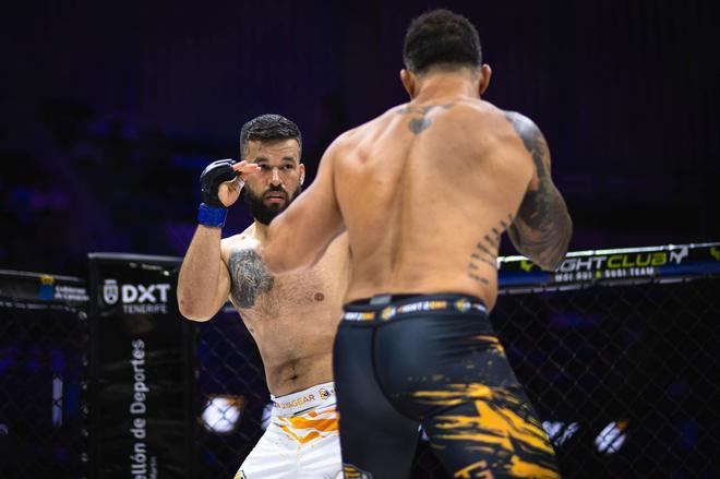 Este político canario sueña con el éxito en la UFC: 'El Noble', entre los despachos y la jaula de MMA