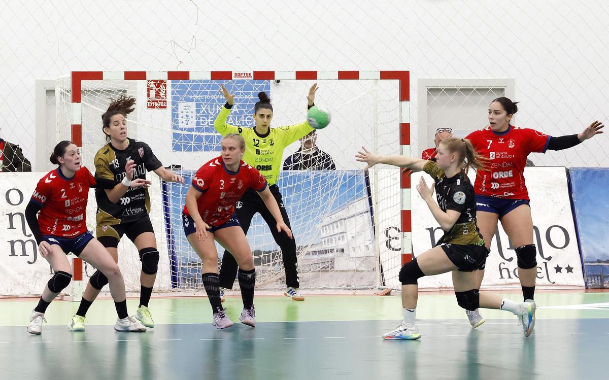 Derbi de balonmano entre el Mecalia Guardés y el Orbe Zendal Porriño, en imágenes