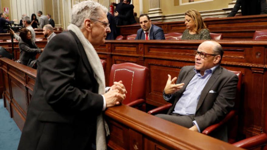 El consejero Julio Pérez habla antes de empezar la sesión con el portavoz de CC José Miguel Barragán.