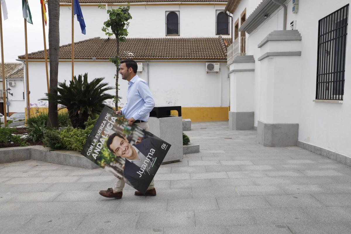 El alcalde de San Sebastian de los Ballesteros, Francisco Javier Maestre, porta un retrato de Juanma Moreno.