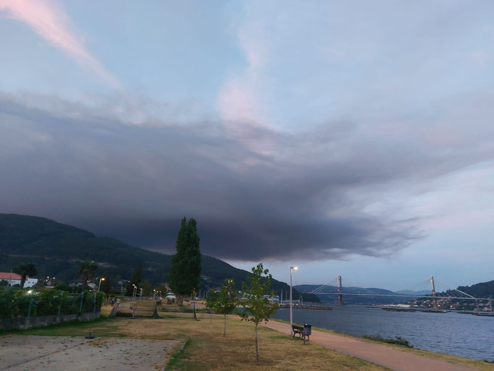 La nube de humo que cubrió Domaio a última hora del viernes.