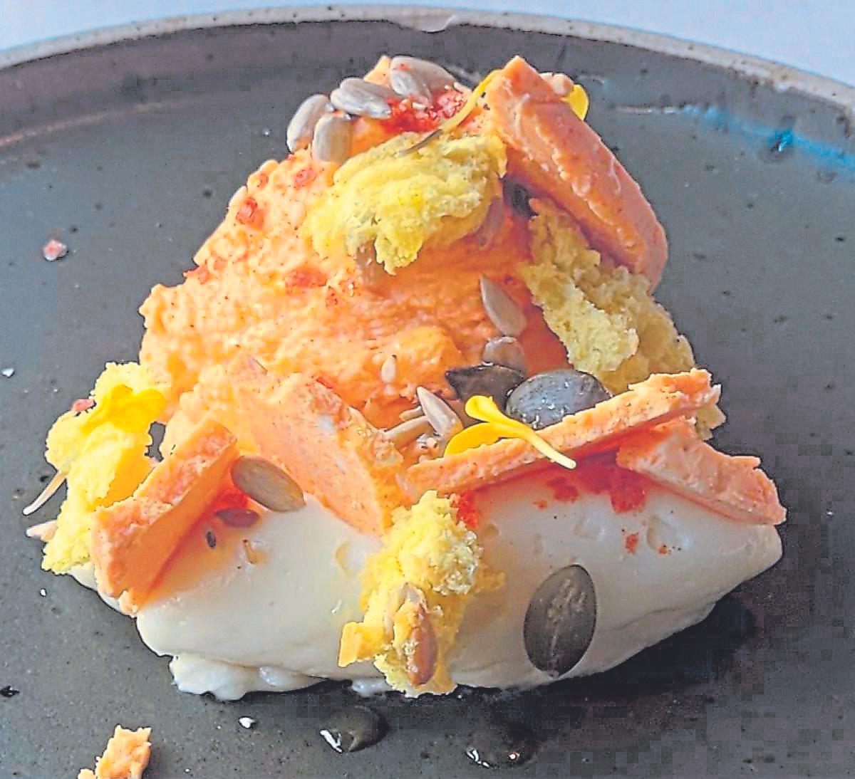 Espuma, lascas, chocolate blanco y crujiente de pan de maíz y pipas