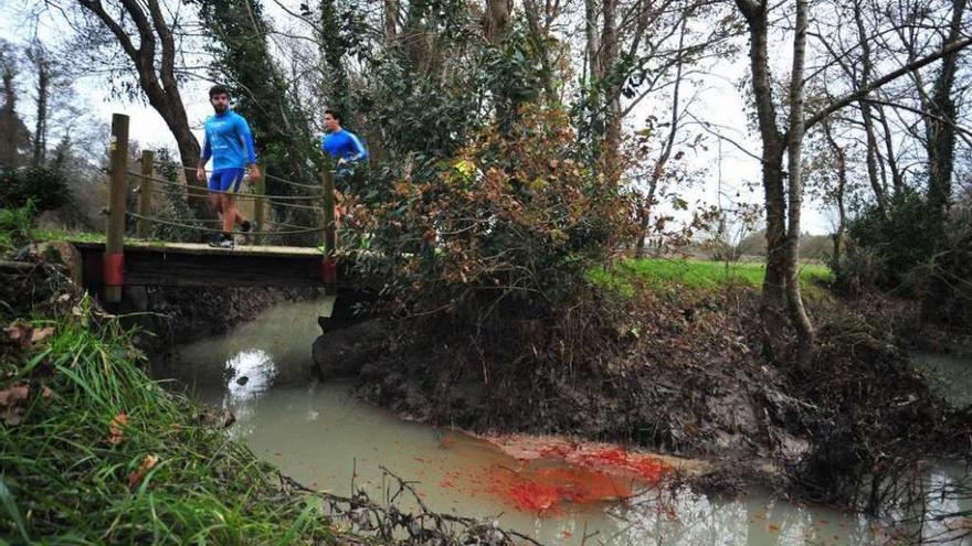 Imagen de uno de los vertidos detectados en enero pasado en el río Umia o sus afluentes. // Iñaki Abella