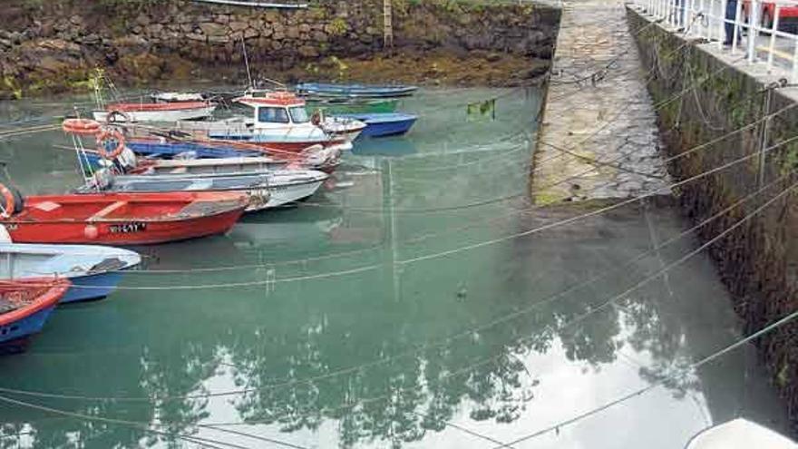 La mancha blanca apareció en la madrugada de ayer en el muelle de Campelo.