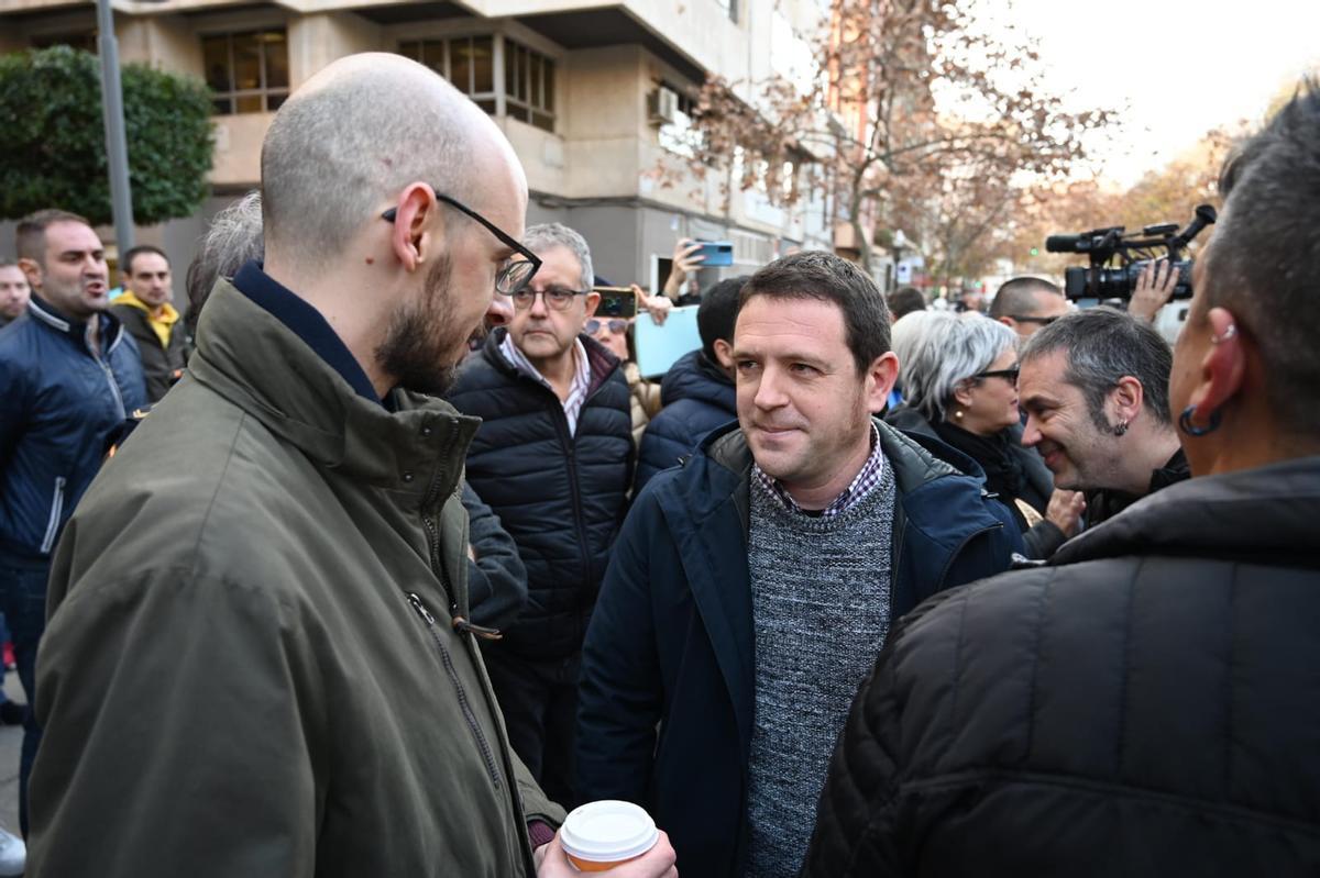 El presidente de la Plataforma en defensa de la cruz del Ribalta, Javier Torres, con Ignasi García.