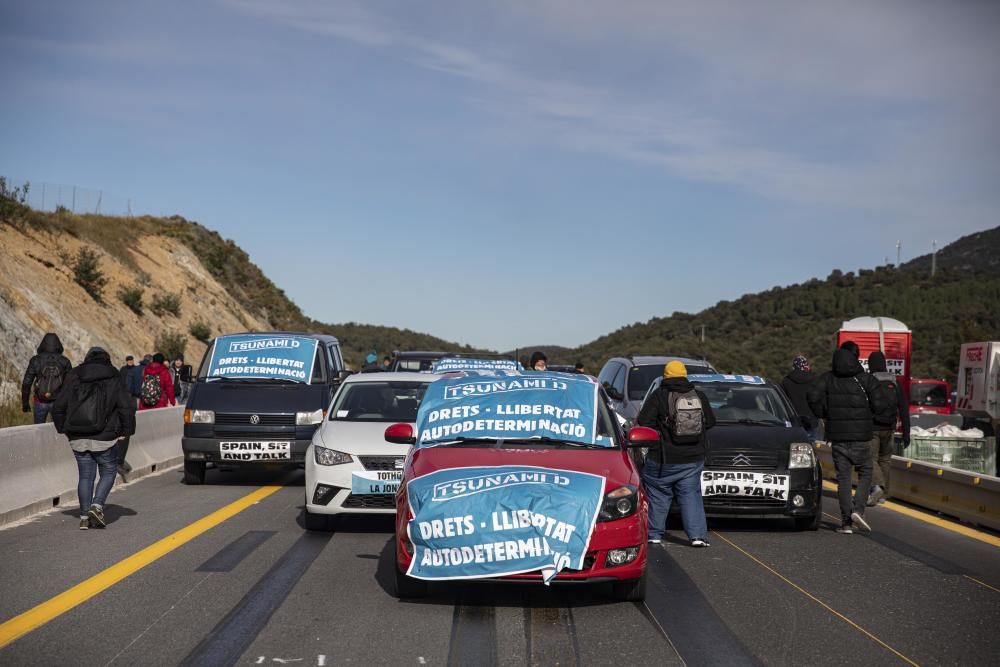 Una acció del Tsunami Democràtic talla l'AP-7 a la Jonquera