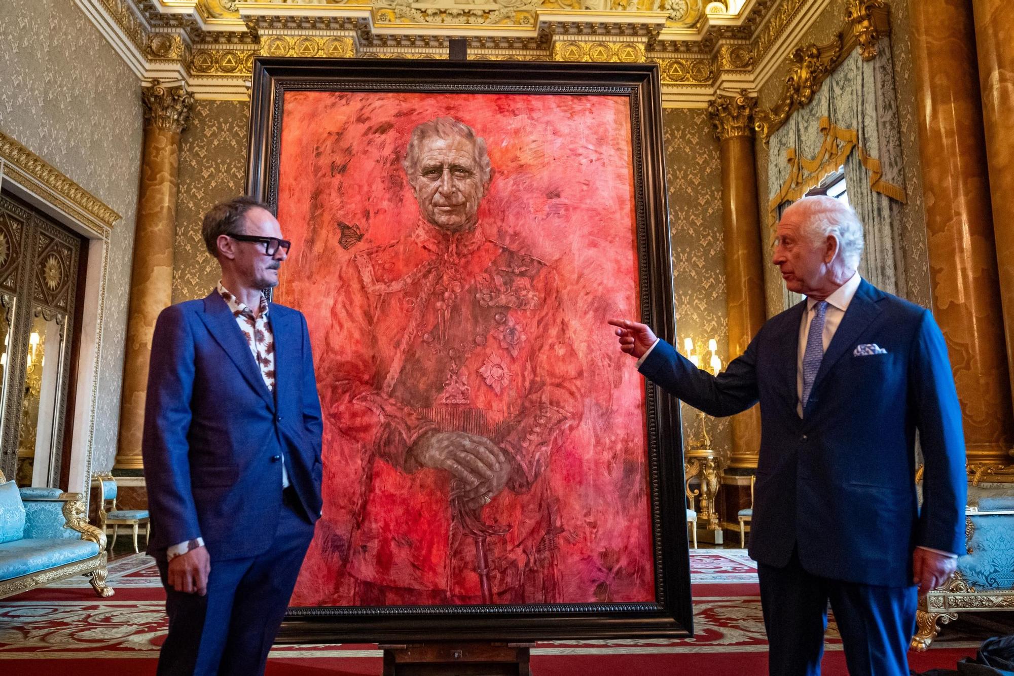 Carlos III, al destaparse su retrato oficial, con el artista Jonathan Yeo