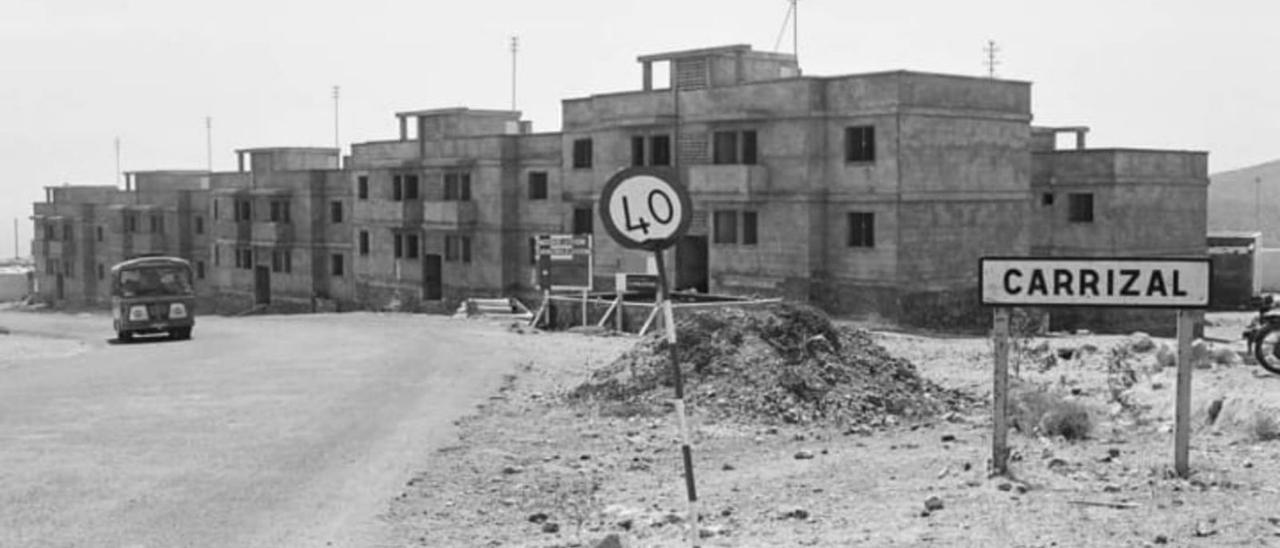 Medio centenar de viviendas sociales, durante la construcción en los 70, en El Toril.