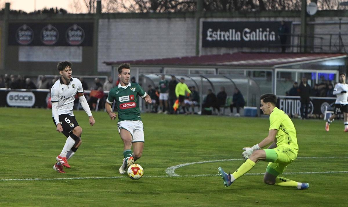 Sola, delantero del Coruxo, marca uno de los goles del conjunto vigués en su victoria del partido de la primera vuelta ante el Burgos Promesas. | PABLO HERNÁNDEZ GAMARRA