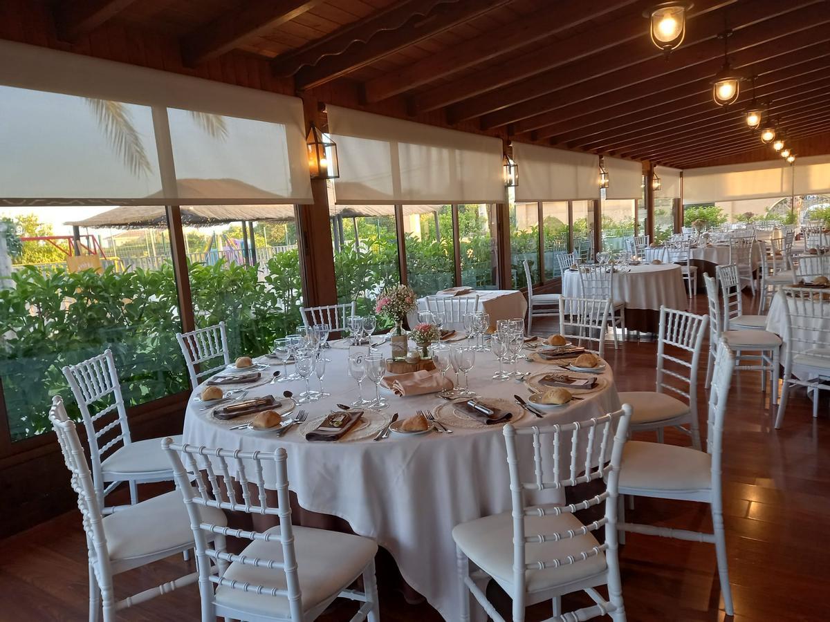 Imagen del salón cristal de Mesón San Vicente.
