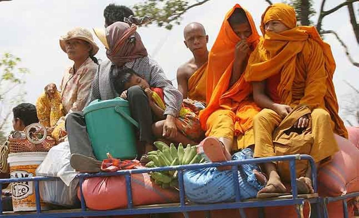 Monjos budistes cambodjans i diversos vilatans fugen de les seves cases pròximes a la frontera cambodjanotailandesa a la província d’Oddar Meanchey(Cambodja).