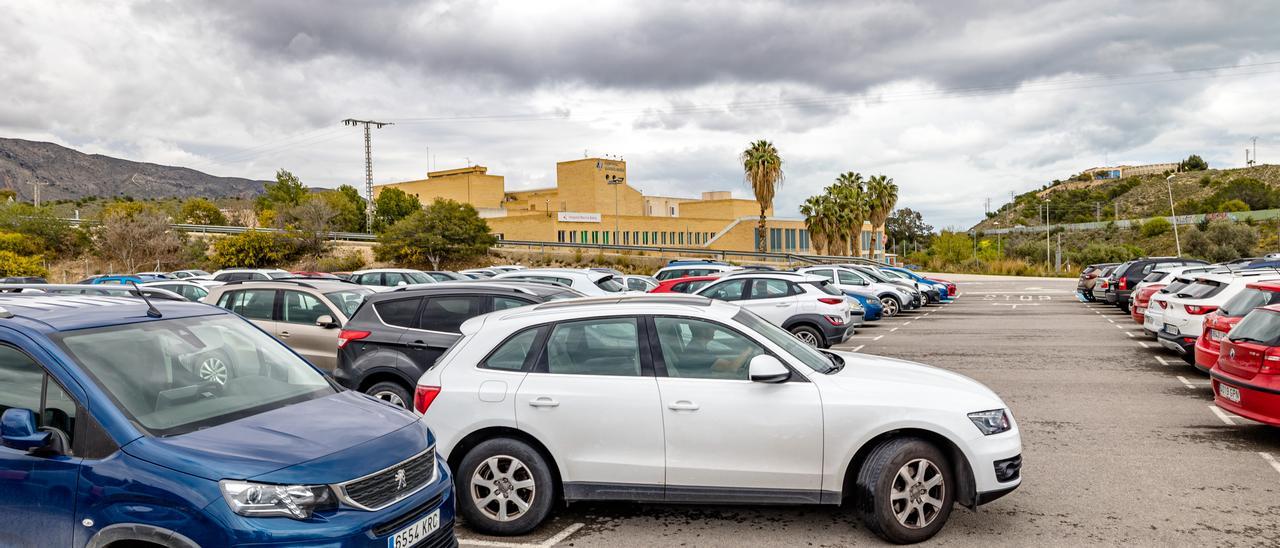 El estacionamiento provisional se ubicará en un solar a la izquierda del Hospital, junto a los terrenos que ya se usan como parking fuera del recinto.