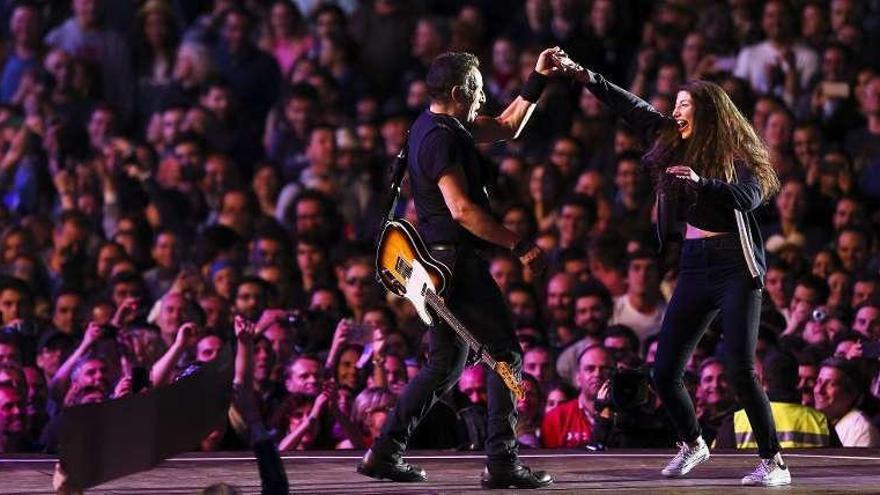 Springsteen saca a una fan al escenario, el jueves, en Lisboa.