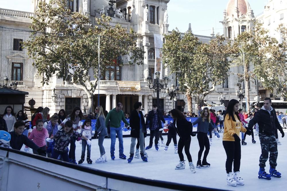 Gran ambiente en la Plaza del Ayuntamiento de Valencia